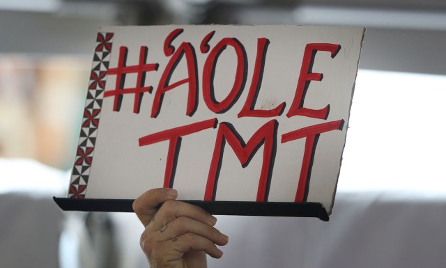'A'ole TMT signat UH Manoa rally. 13 april 2015. photograph Cory Lum/Civil Beat