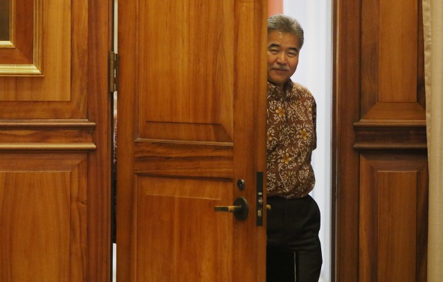 Governor David Ige walks into press conference on TMT and later shared 10 points about future of Mauna Kea summit. 26 may 2015. photograph Cory Lum/Civil Beat