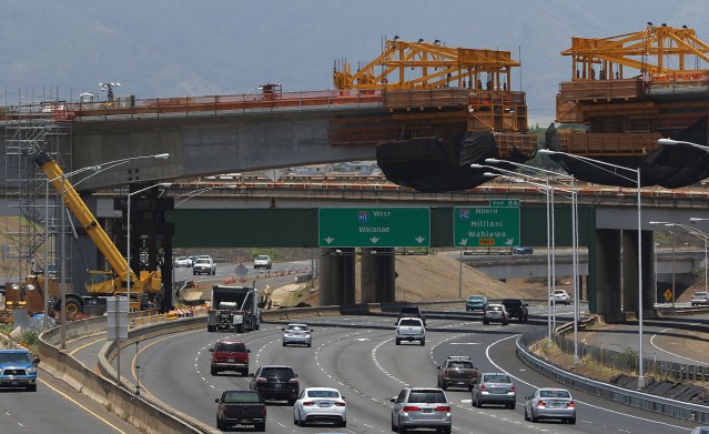 HART Cantilevered railway at the H1/H2 freeway merge. 18 may 2015. photograph by Cory Lum/Civil Beat