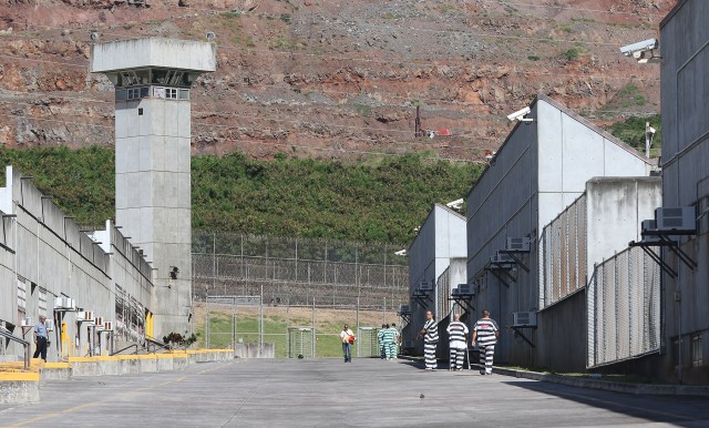 Halawa prison inmates walk between modules on tour. 17 dec 2015. photograph Cory Lum/Civil Beat