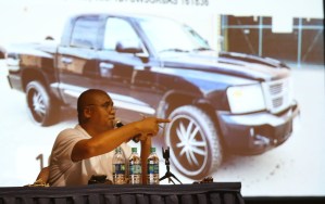 Rosen Auctions auctioneer takes bids from audience during the AG offices' auction of forfeited property held at Neal Blaisdell Exhibition Hall. 9 april 2016.