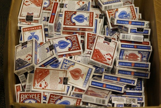 Box of playing cards. Members of the public / potential bidders view some of the jewelry and other valuables in covered containers before the AG offices' auction of forfeited property held at Neal Blaisdell Exhibition Hall. 9 april 2016.