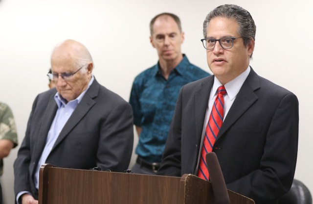 Senator Kalani English Alexander Baldwin presser. 20 april 2016.