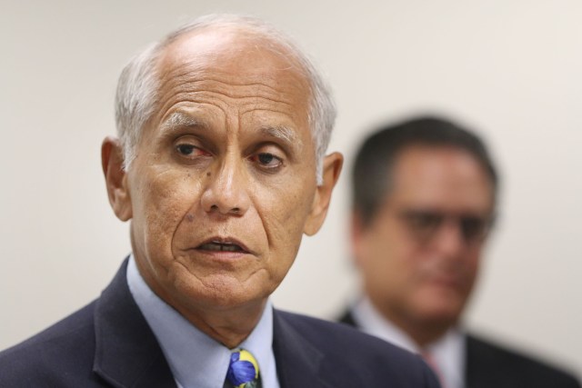 Senator Mike Gabbard Alexander Baldwin presser2. 20 april 2016
