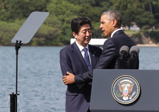 President Obama and Japan Prime Minister Abe share some words after both spoke at Kilo Pier, Pearl Harbor. 27 dec 2016.