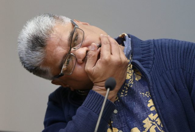 OHA CEO Kamanaopono Crabbe cracks neck during meeting. 4 jan 2017