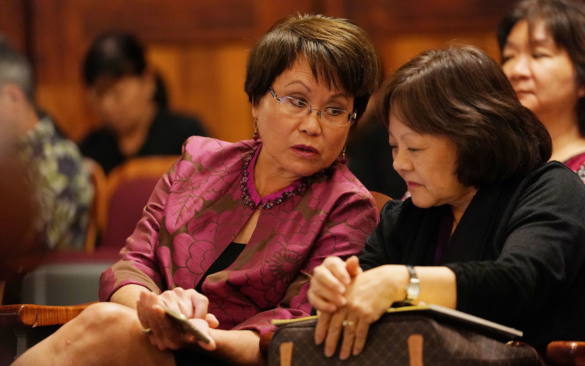 Top City Attorney Donna Leong speaks to reporter at Aliiolani Hale. Supreme Court about Civil Beat's case. 1 june 2017