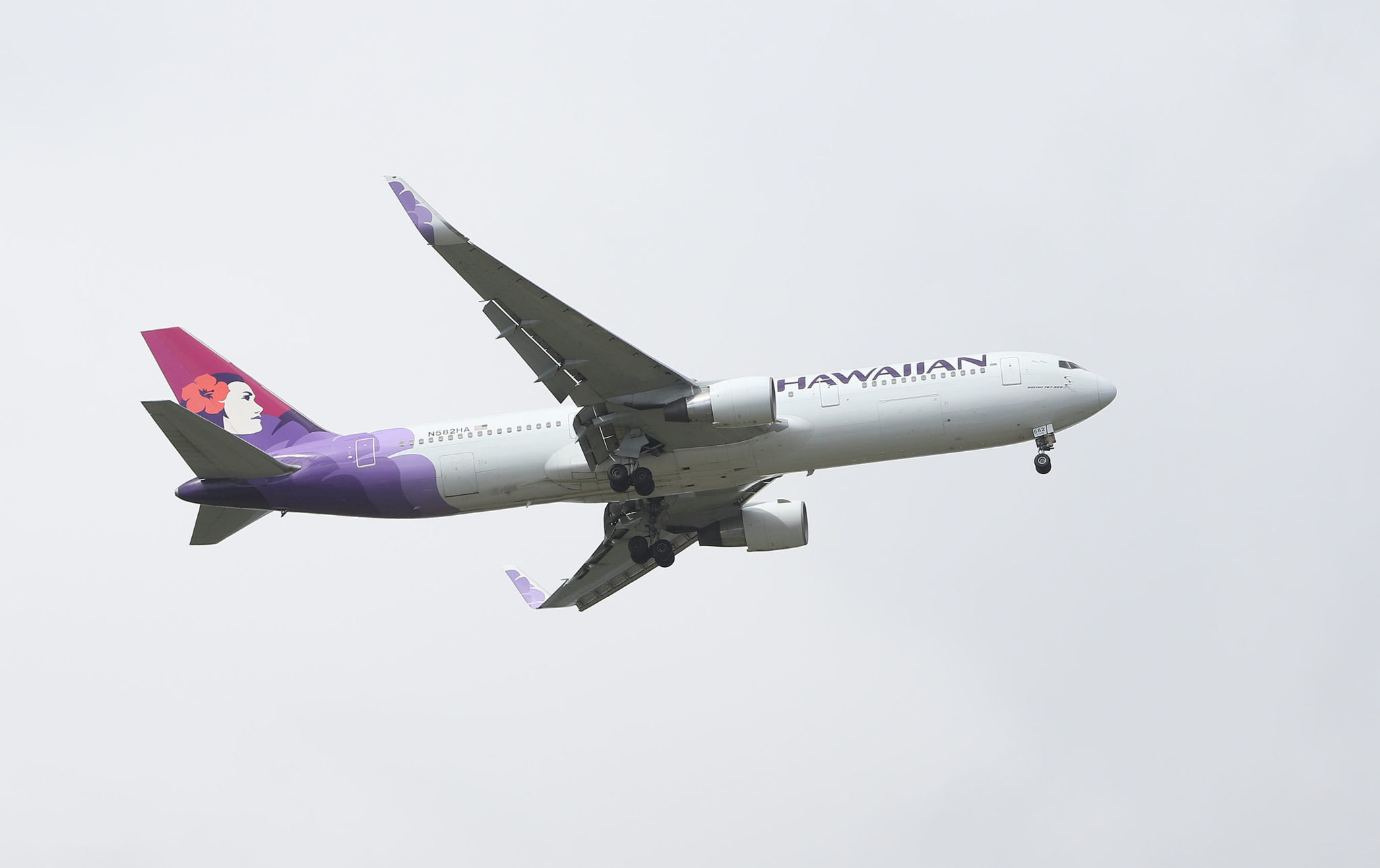 N582HA Hawaiian Airlines Boeing 767-33A ER on way to HNL airport over Ewa.