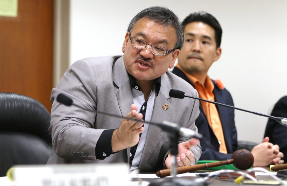 Chair Rep John Mizuno and Rep Scott Nishimoto during Death with Dignity measure voting.