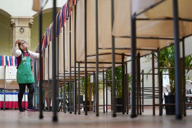 Early Voting 2018 Honolulu Hale polls with empty booths.