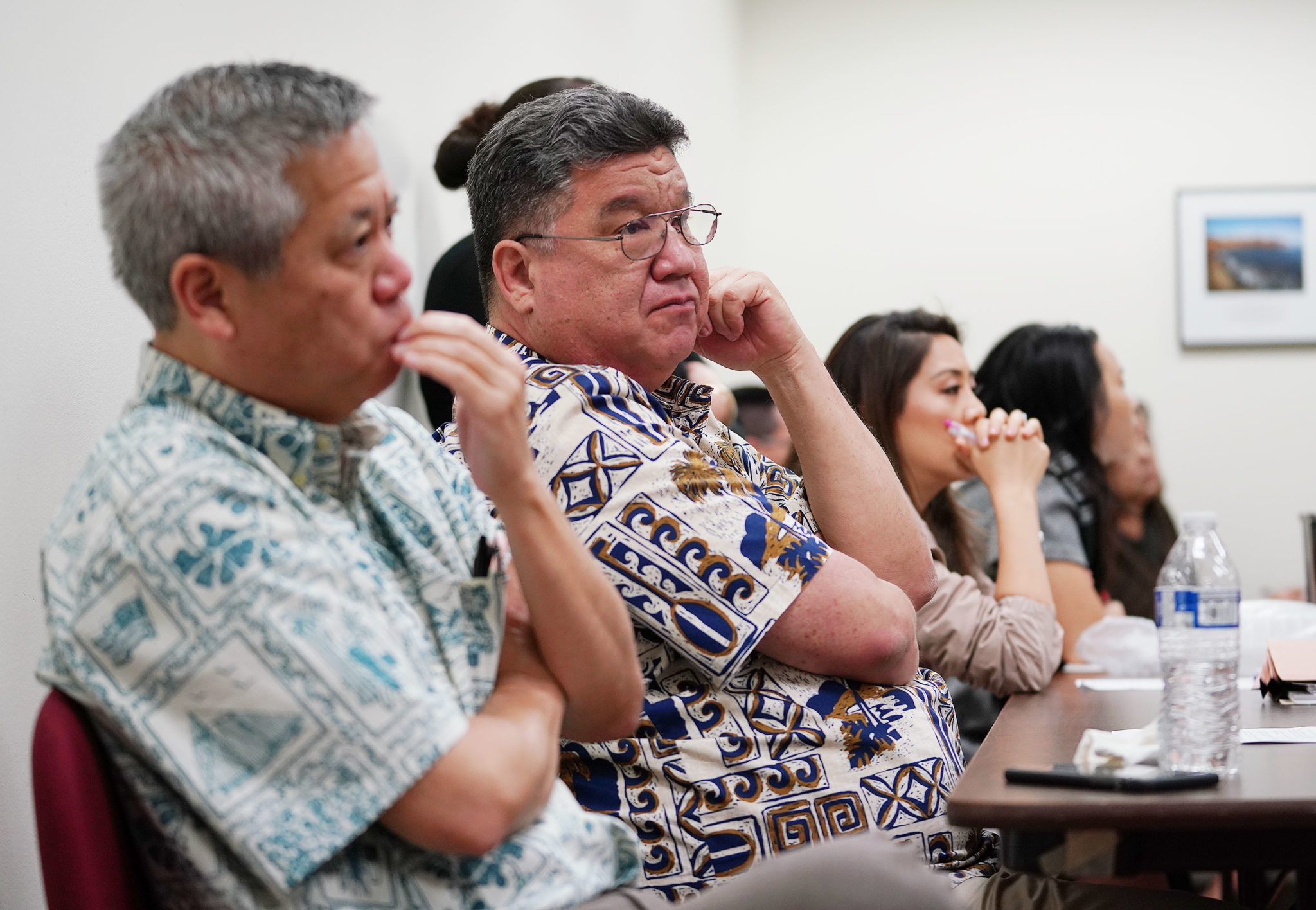 Senate President Ron Kouchi with left Speaker Scott Saiki during committee meeting. 24 april 2018