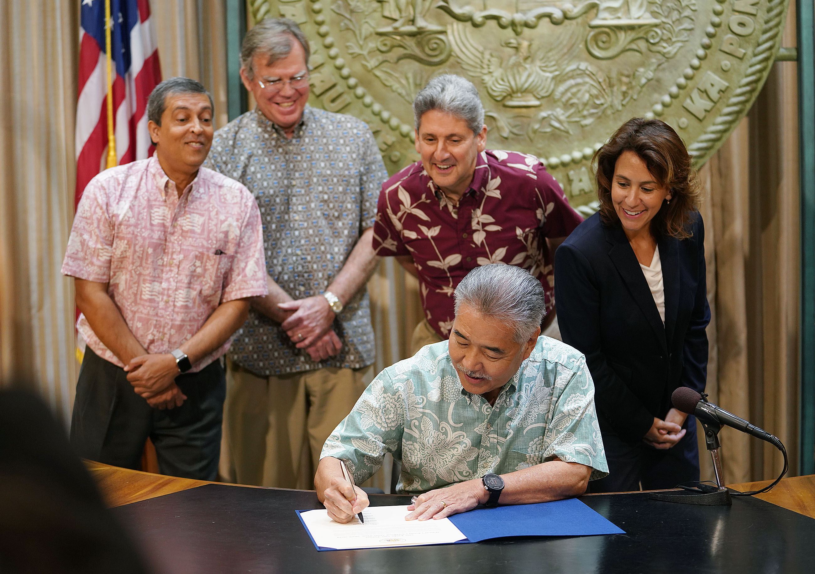 UH President David Lassner and DOE Superintendent Christina Kishimoto in a light moment as Governor Ige signs the Early Learning.