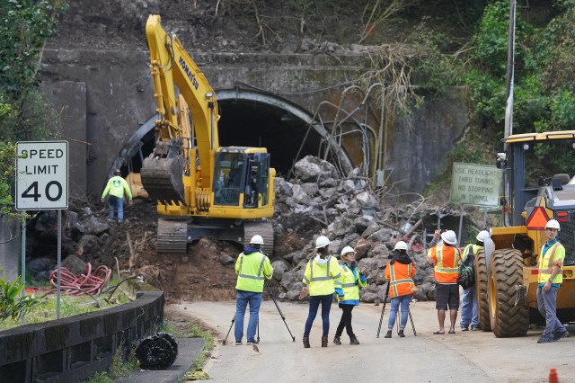 Pali Tunnel Landslide Townbound lane2.