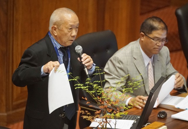 Rep Calvin Say has a disagreement on the floor early in crossover session.