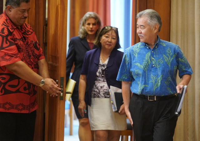 Governor David Ige walks into presser with Linda Chu Takayama and AG Clare Connors during veto presser.