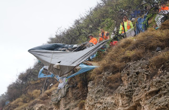 Crews cleanup Kuilei Cliffs Beach Park homeless tents and belongings.