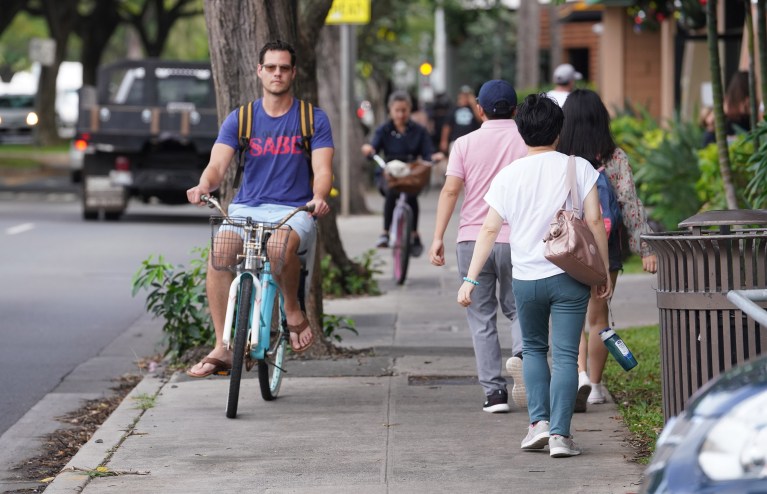 Kailua Oneawa Street sidewalk traffic.