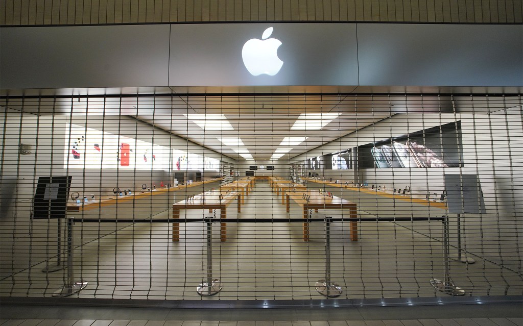 Apple Store closed at Kahala Mall.