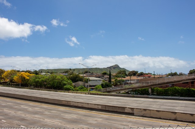 empty streets traffic diamond head self isolation covid-19 diamondhead highway h1