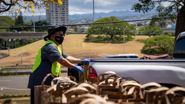 Food Bank Distribution Leeward Community College Coronavirus Volunteer