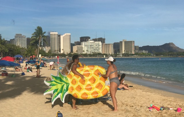 People start returning to Ala Moana Beach Park,,in Honolulu, HI, Wednesday, May 27, 2020 as the island slowly starts opening up after weeks of COVID-19 restrictions that limited people from sitting or gathering on the beaches island wide. (Ronen Zilberman photo Civil Beat)