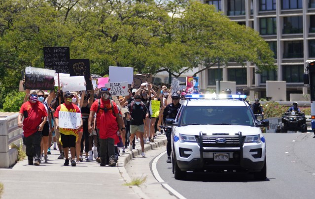 Black Lives matter Peaceful Protest supporters head to the Duke Kahanamoku Statue.