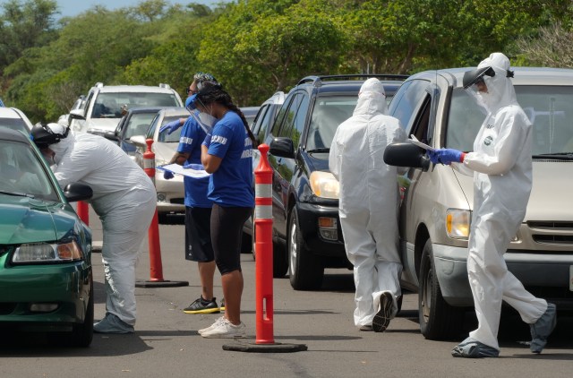 A team of medical technicians pre-screen residents who showed up for a COVID-19 drive-through testing event on Oahu, HI. (Ronen Zilberman photo Civil Beat)