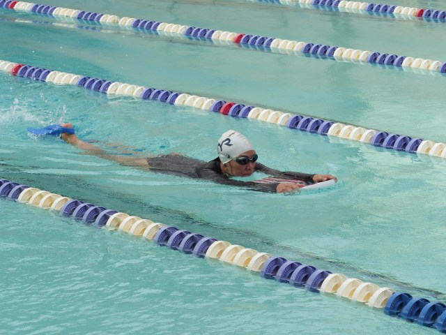 A YMCA member swims in the lap pool at the Nu'unau YMCA in Honolulu, HI, Thursday, July 30, 2020. (Ronen Zilberman photo Civil Beat)
