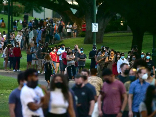 People continue to stand in a long line to cast their ballots at the Honolulu Hale after sunset on Electon Day, Tuesday, November 3, 2020. (Ronen Zilberman photo Civil Beat)