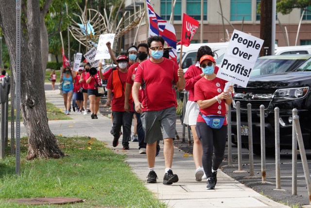 Local 5 supporters leave Kakaako park and march towards the Federal Building.