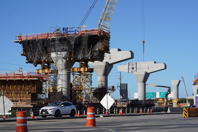 HART rail guideway supports on Dillingham near Middle Street.