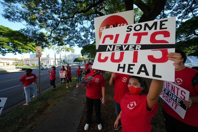 Nurses protest on Punahou street near Kapiolani Womens and Childrens Hospital.