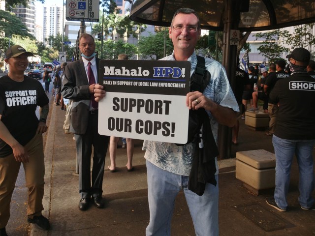 Nick Schlapak Honolulu Chapter Chair of Shopo, holding a sign in support of the 3 HPD officers Geoffrey Thom, Zackary Ah Nee and Christopher Fredeluces in front of the court house for their fisrt hearing. Friday, June 25, 2021. Civil Beat photo Ronen Zilberman.