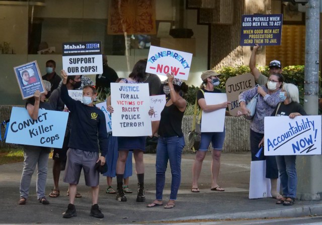 Demonstrators in support of the police as well as supporters of the victim gather outside of the court house in Honolulu Hawaii on Friday, June 25, 2021. Civil Beat photo Ronen Zilberman.