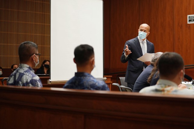 Defense attorney Thomas Otake looks over at the three defendants Honolulu Police Department officers in Judge William Domingo’s court. Prosecutors will try to convince a judge that probable cause exists to formally bring charges against Geoffrey Thom, who is accused of second degree murder for shooting Sykap eight times in the back, as well as Zachary Ah Nee and Christopher Fredeluces, who are accused of second degree attempted murder for shooting at Sykap and his brother.