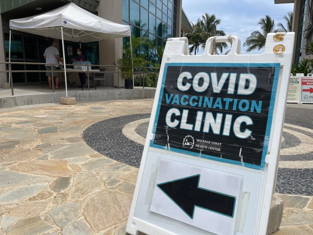 A sign points the way to a COVID screening checkpoint setup outside the Waianae Coast Comprehensive Health Center, in Waianae on Wednesday, July 28, 2021. (Ronen Zilberman photo Civil Beat)