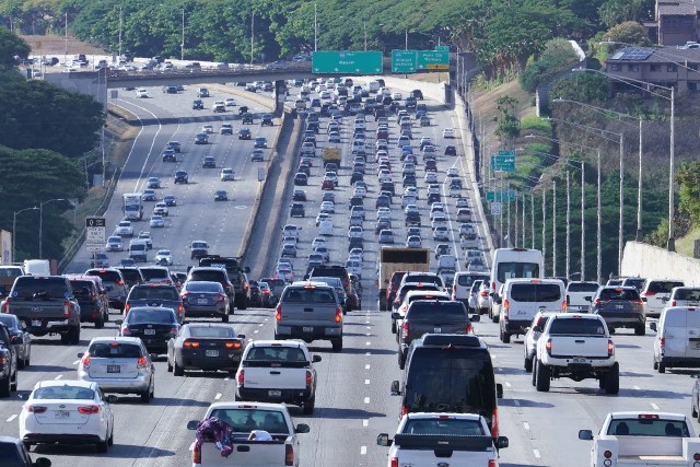 Afternoon commuters head west on the H1 freeway.
