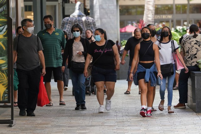 Masked shoppers walk at Ala Moana Shopping center during a decline in Covid-19 cases statewide. Feb. 25. 2022.