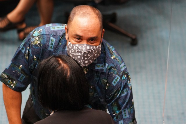 Senator Donovan Dela Cruz speaks to Senator Moriwaki during recess at the Capitol.