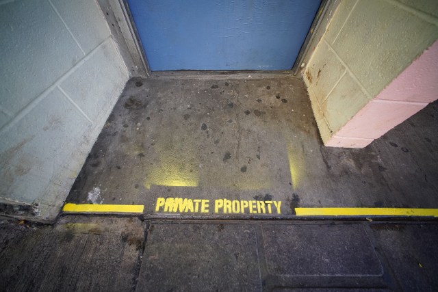 Yong's Kitchen with painted lines located on Maunakea street.