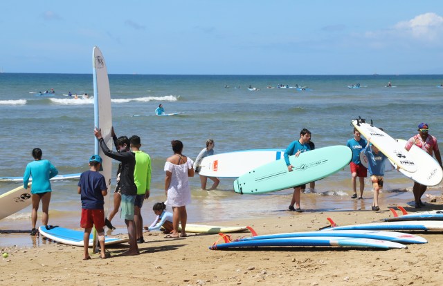 A photo of Cove Park in Kihei, which is almost always packed with tourists taking surfing lessons.
