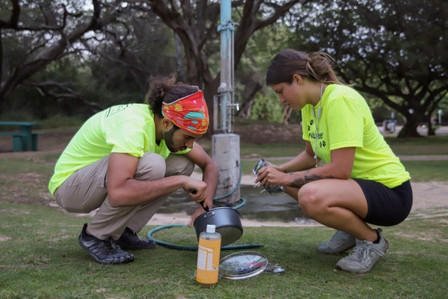 A photograph of Liz Woodall and Rashawn Hunter cleaning their dishes at Kanaha