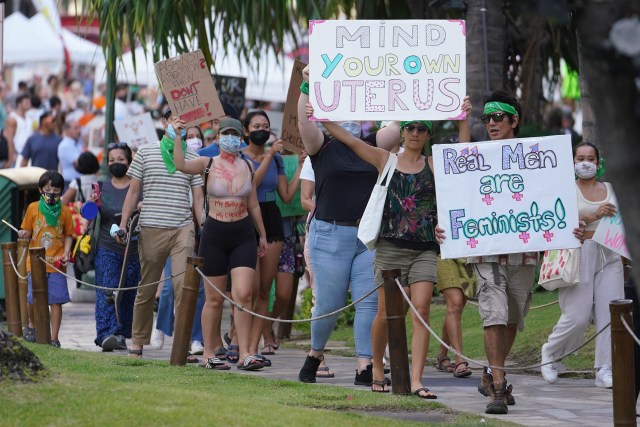 Demonstrators rallied on Kalakaua Avenue in a rally and to defend the right to abortion.
