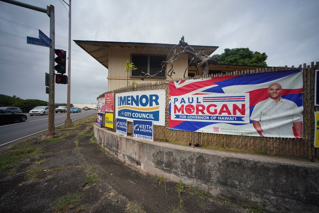 Campaign 2022 signs along Moanalua Road near the intersection of Hoomalu Street in Pearl City.