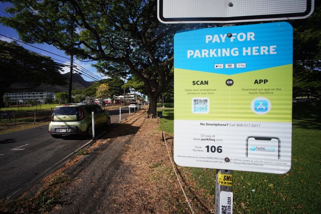 Pay for parking here signs located along Leahi Avenue.