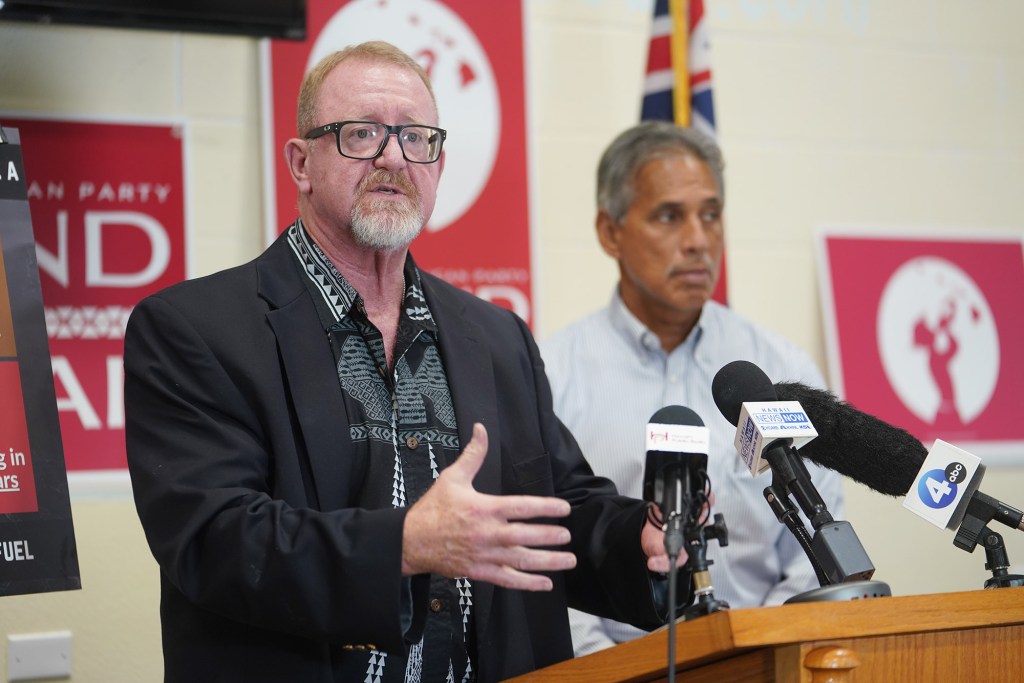 Bob McDermott speaks with Republican Gubernatorial candidate Duke Aiona speak about the catastrophic potential of the recent Red Hill fuel spill during a press conference held at the Republican headquarters.