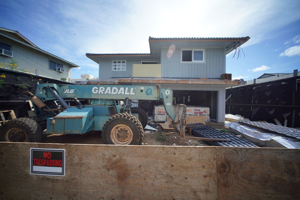 Residential construction with large Gradall along Bingham Street in Moiliili.