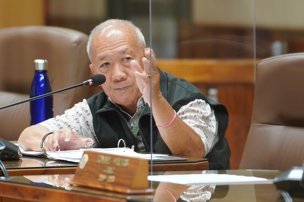 Honolulu City Council member Calvin Say listens to testimony by Acting Liquor commission administrator.