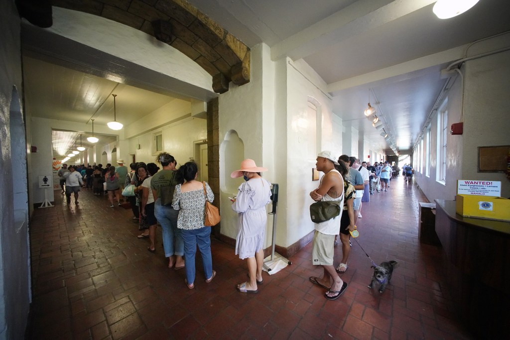 Voters line up for midterm 2022 elections at Honolulu Hale.
