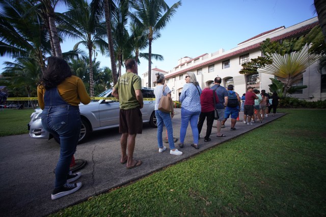 Voters line up for midterm 2022 elections at Honolulu Hale.